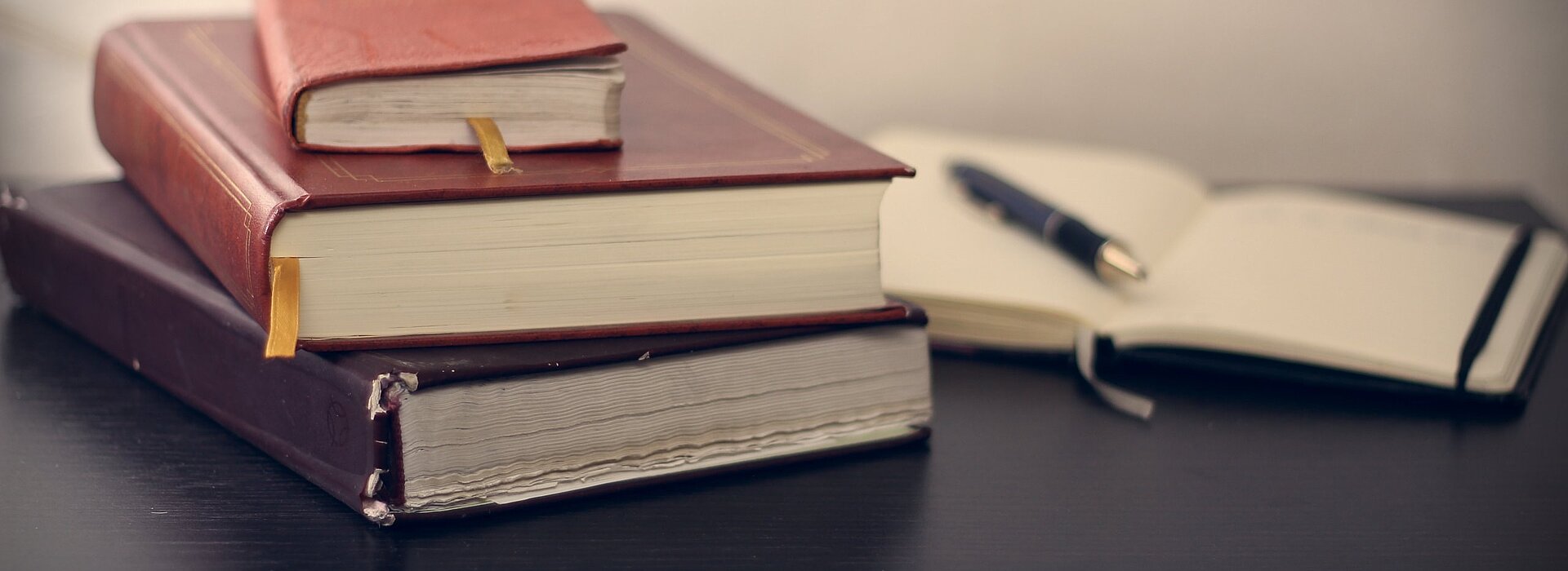 livros sobre a mesa