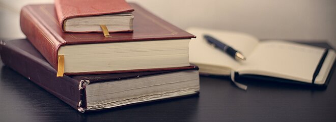 livros sobre a mesa