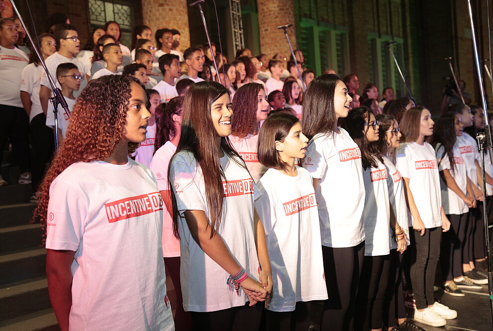 pessoas nas escadarias do seminário cantando