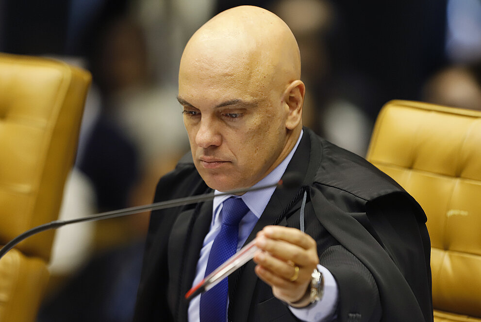 Homem careca falando em um púlpito