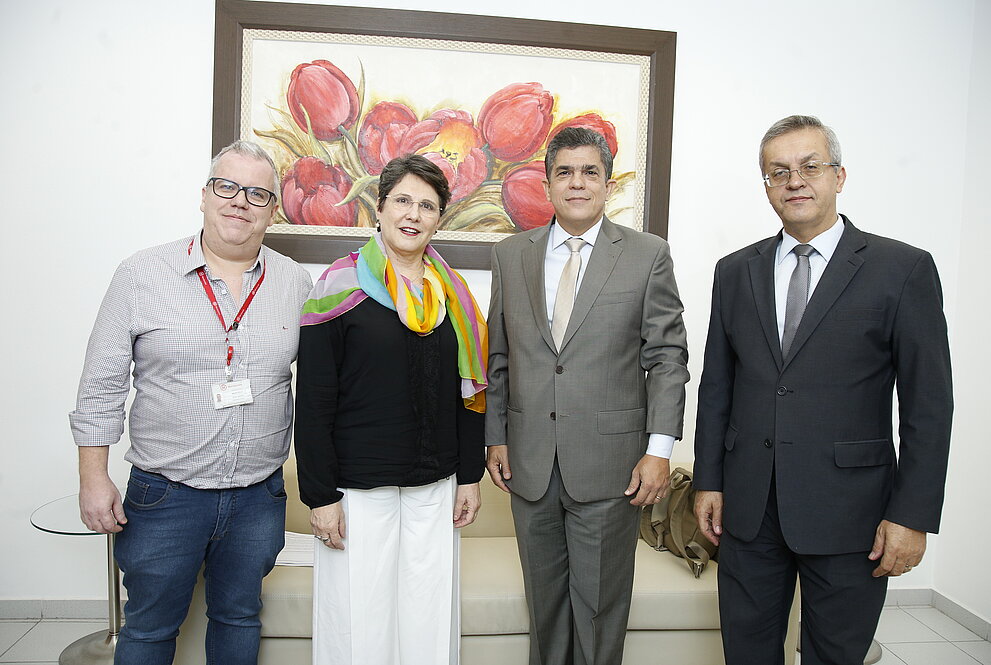autoridades posam para foto em sala de recepção