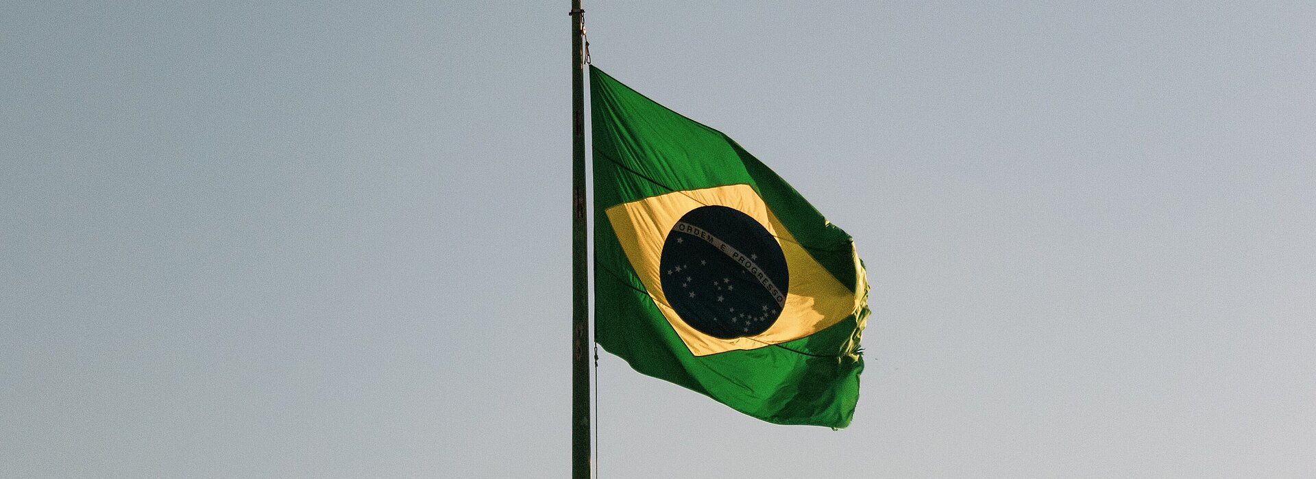 Bandeira do Brasil contra um céu de fim de tarde