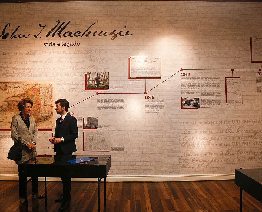 Parede da exposição com linha do tempo