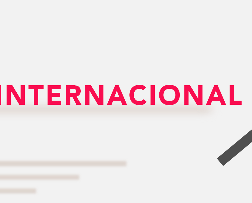 imagem´de desenhos de pessoas próximas a um formulário, com uma lupa maior em primeiro plano. A imagem traz tons de cinza, branco e vermelho com dizeres "Censo Internacional"