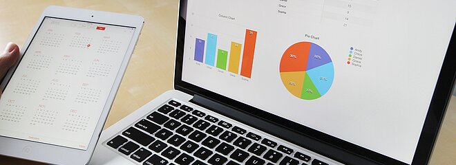 computador sobre a mesa com gráficos na tela