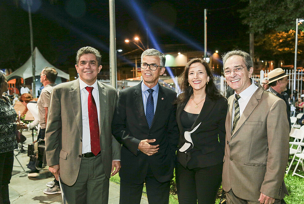 autoridades da cidade de Campinas e do Mackenzie de pé sorrindo