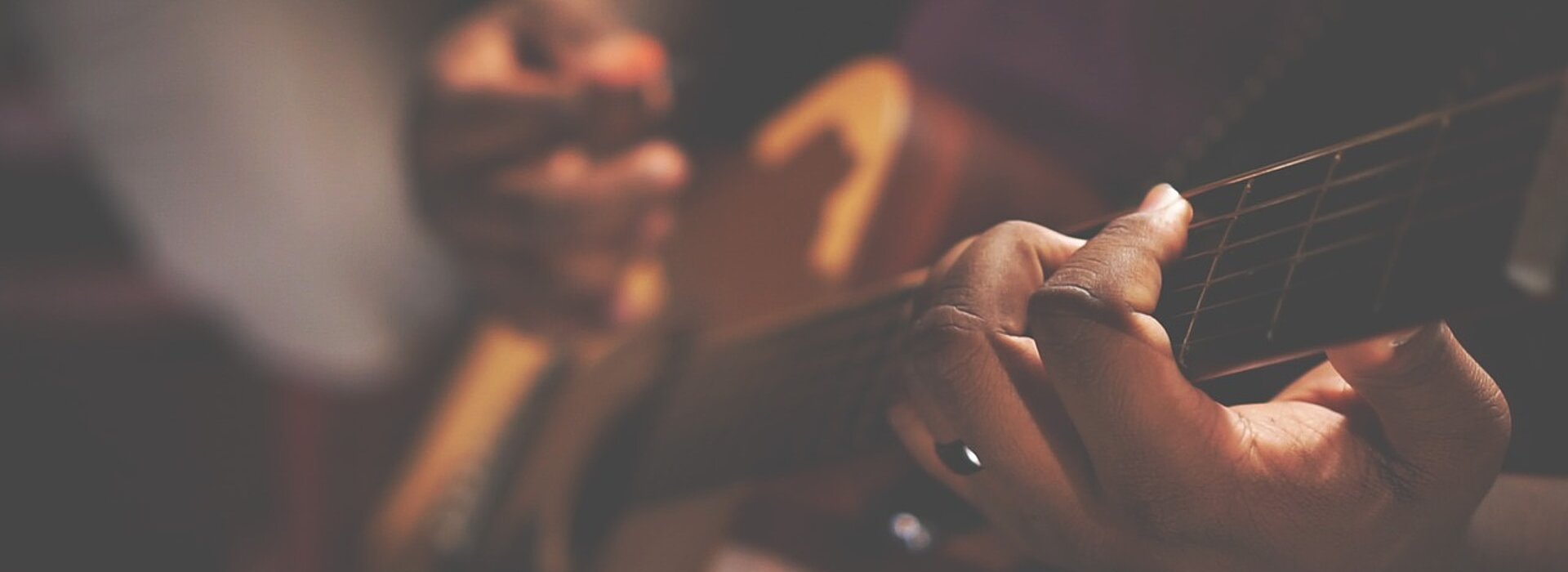 Músico tocando violão. 