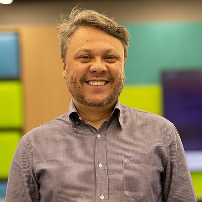 Prof. Dr. Marcelo Teixeira de Azevedo Prof. Dr. Marcelo Teixeira de Azevedo