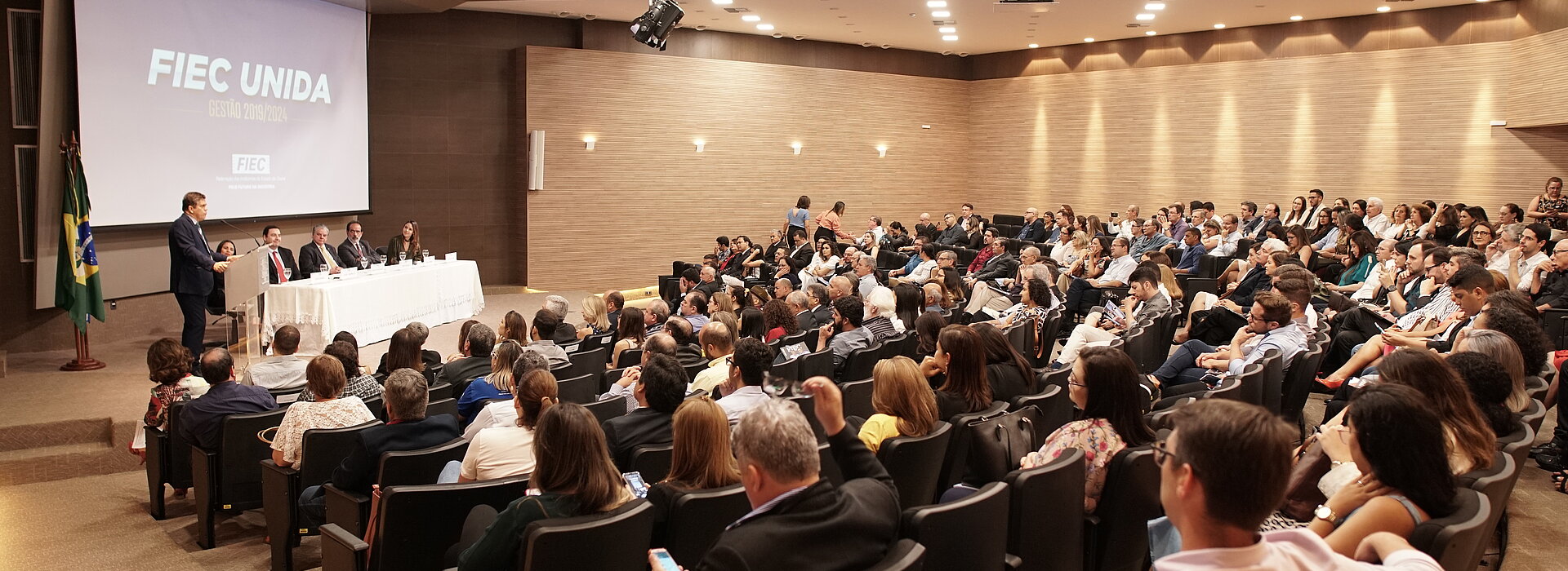 Reitor Marco Tullio Palestra para uma grande plateia em auditório lotado
