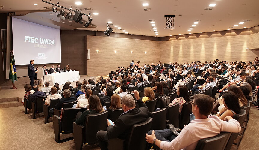 Reitor Marco Tullio Palestra para uma grande plateia em auditório lotado