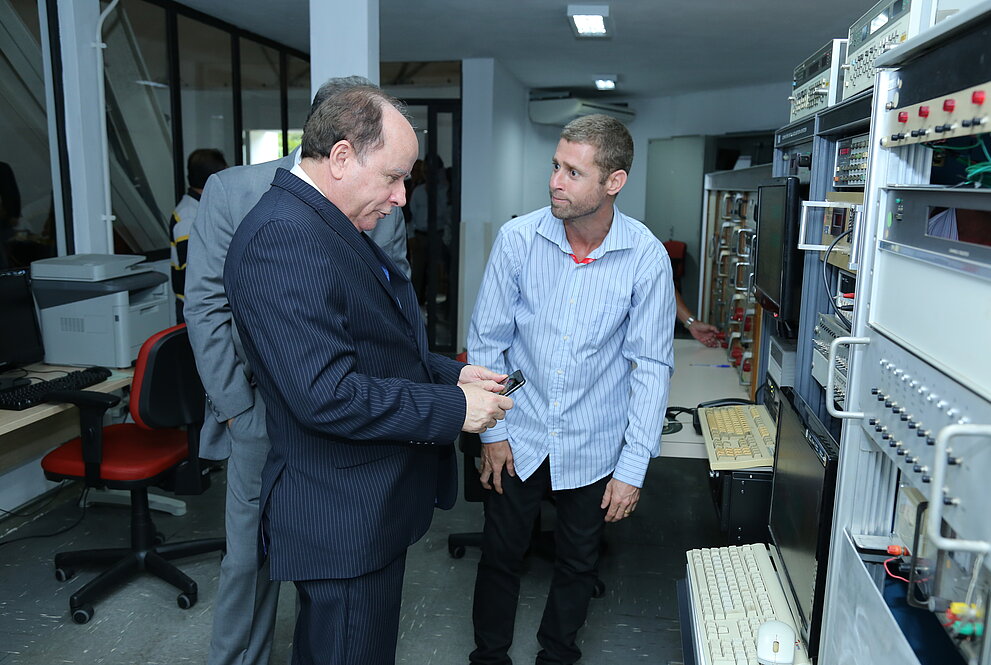 Homem branco observa dados em computador