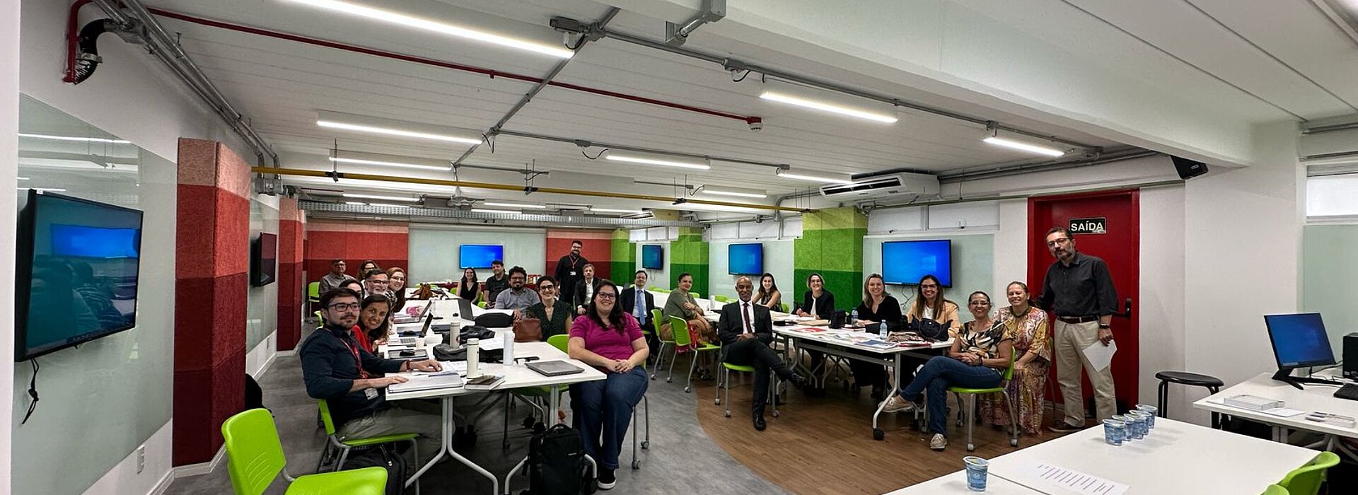 Foto de uma sala do Mackenzie cheia com diversas pessoas