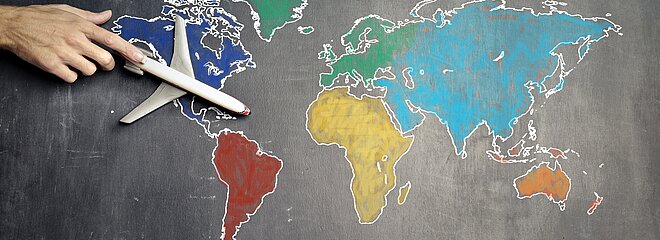avião em cima de mapa 
