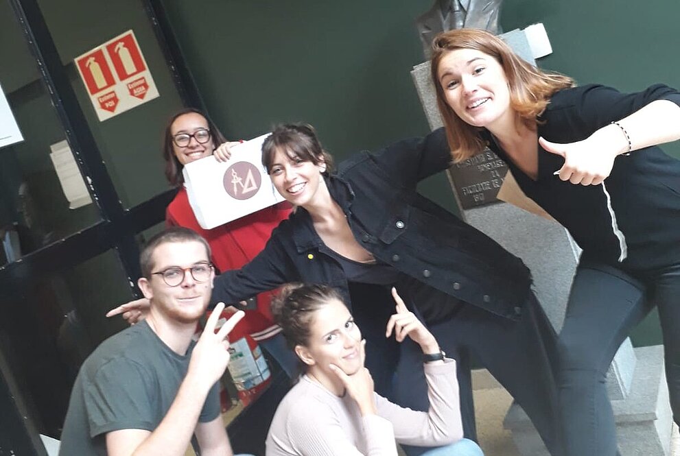 Alunos fazem pose divertida durante "Caça ao tesouro" pelo campus