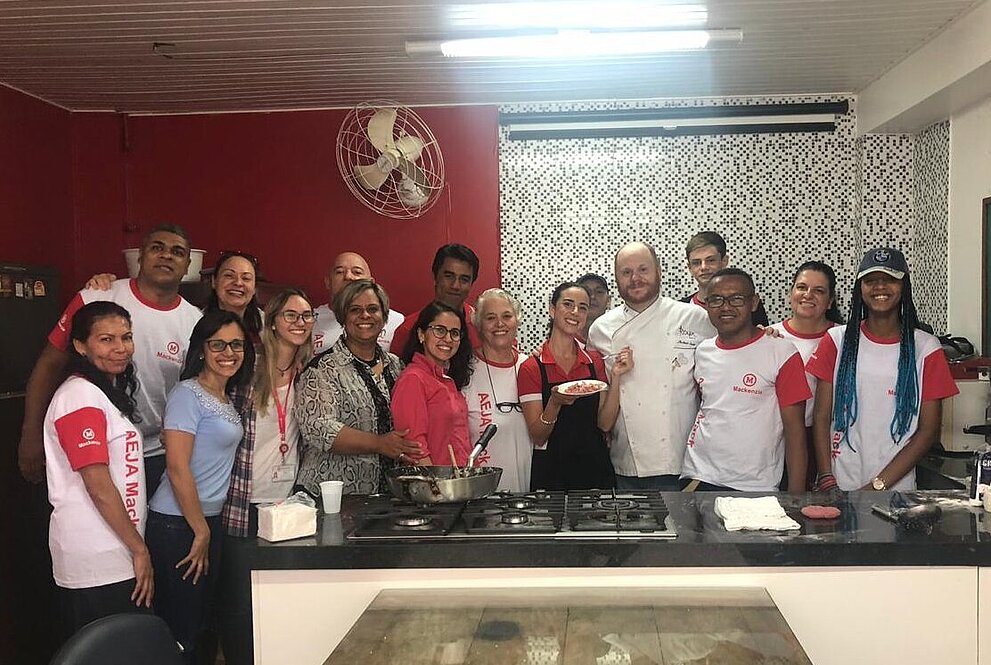 Alunos e equipe ao lado de Arthur Sauer.
