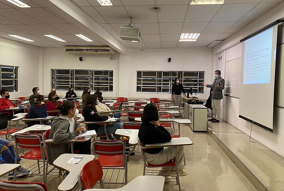 uma sala de aula com estudantes