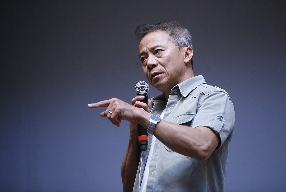 Thái gesticula durante sua apresentação na noite