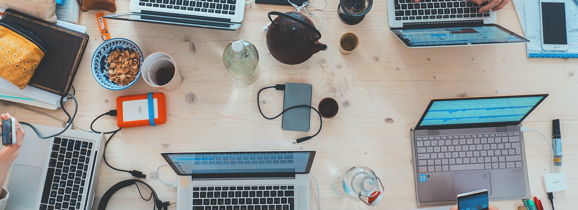 Mesa com vários computadores