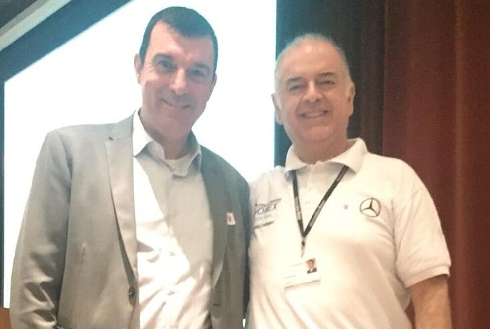 Professor Marcos Andrade ao lado de representante da Mercedes-Benz