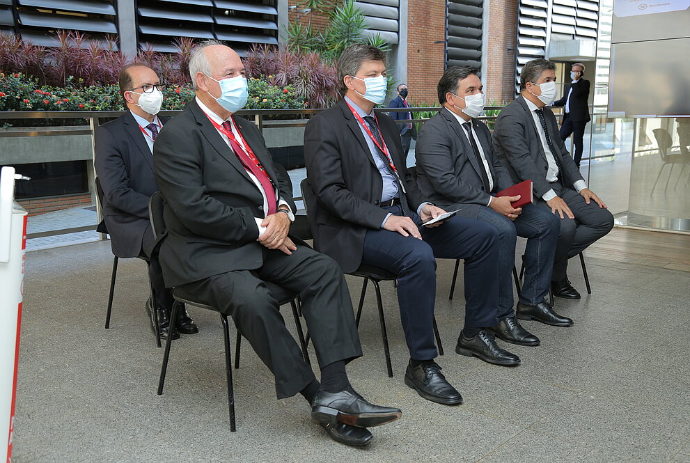 Autoridades presentes no evento.