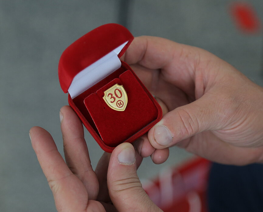 Medalha com o número 30 para homenagear os colaboradores do Mackenzie 