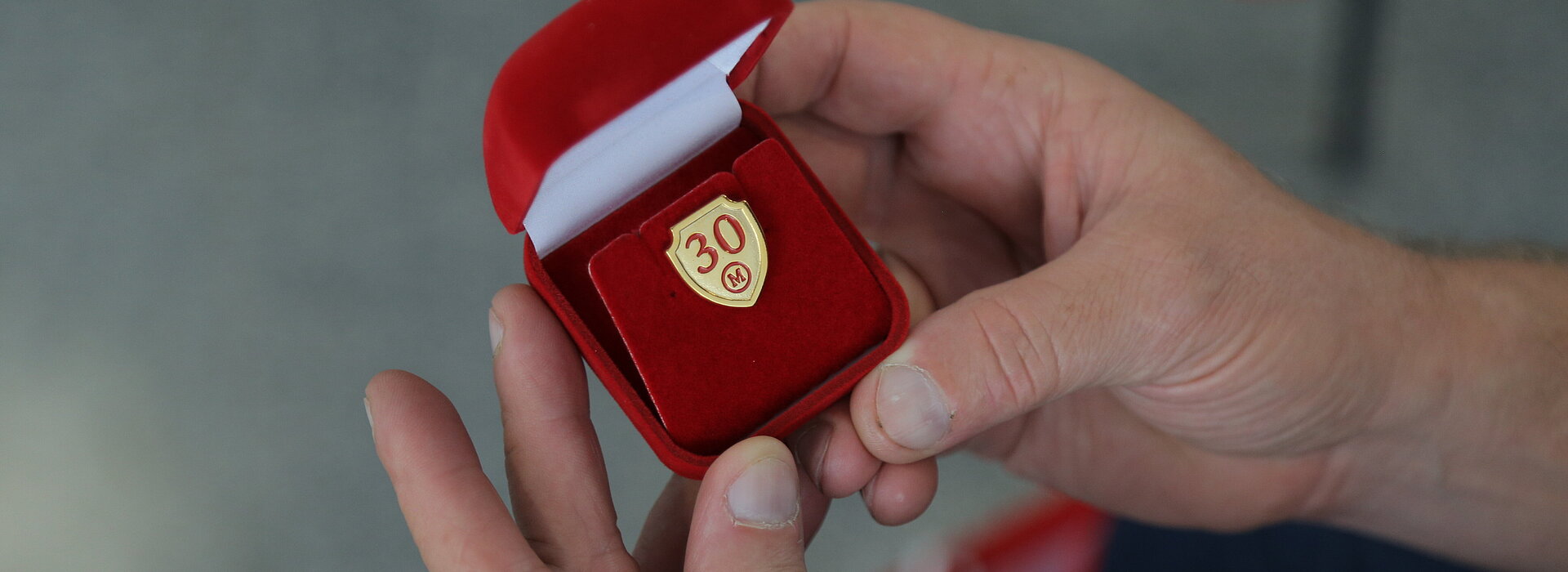 Medalha com o número 30 para homenagear os colaboradores do Mackenzie 