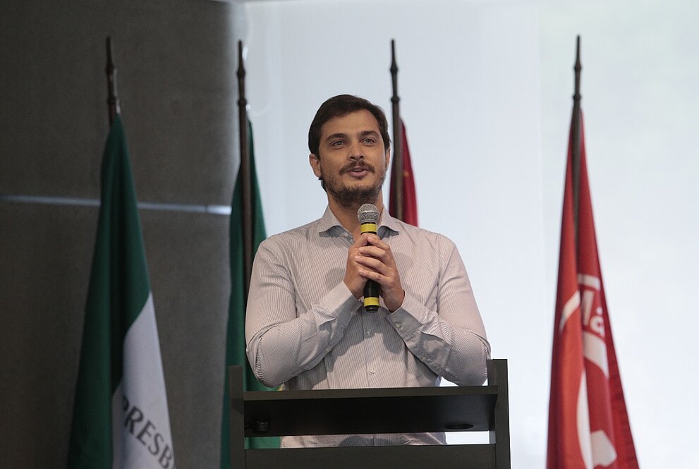 O coordenador da COI, professor Pedro Buck na Recepção aos Pais. 