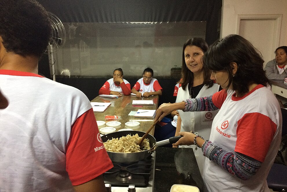 Alunos reunidos para o preparo da comida.