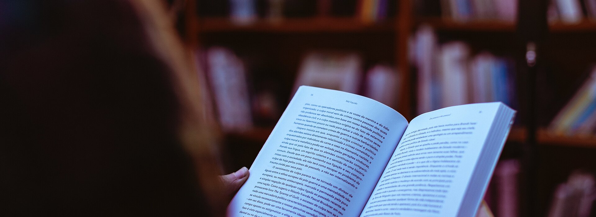 Foto de um livro aberto