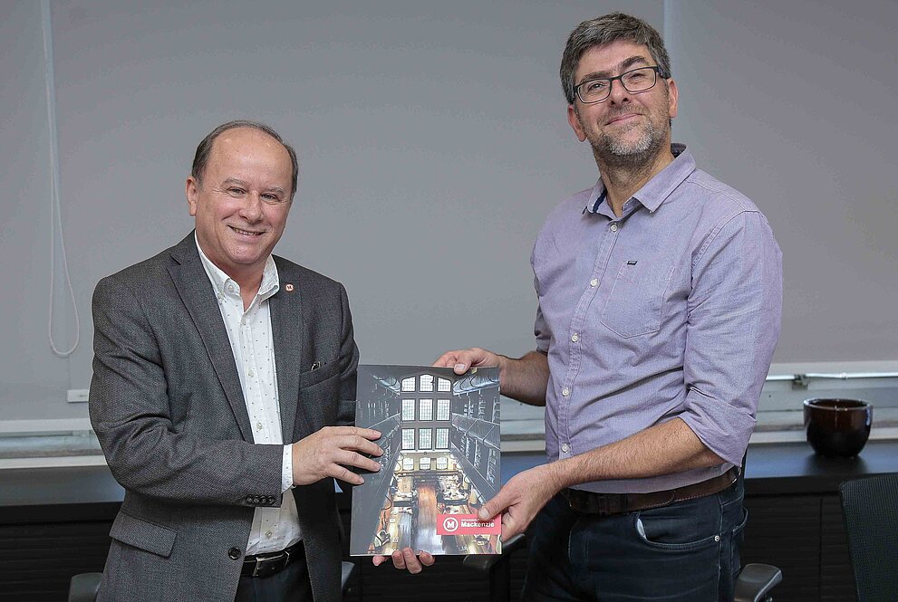 reitor e professor de Birmingham posam para foto lado a lado