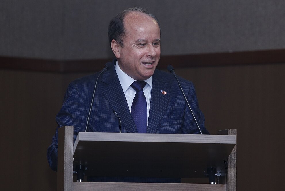 Reitor da Universidade Mackenzie discursa atrás de púpito