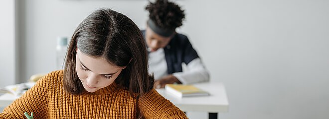 alunos realizando avaliações na escola. 