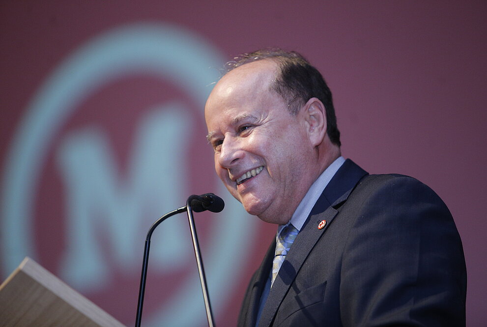 reitor da UPM discursa ao púlpito