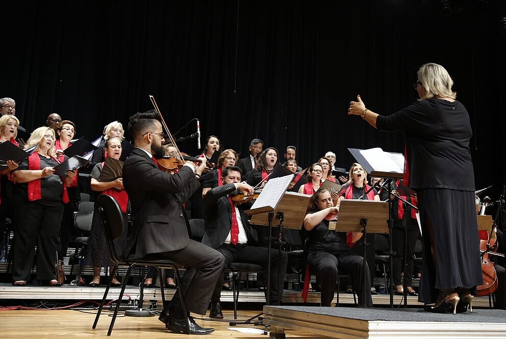 Músicos e coralistas se apresentam em comemoração aos 67 anos da UPM. 