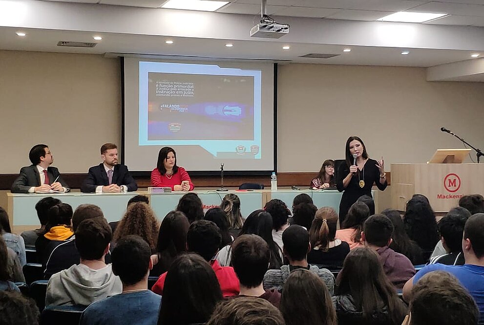 Mesa de palestrantes e autoridades durante evento