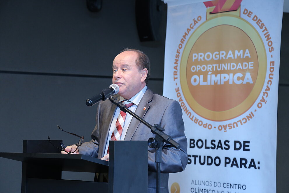 Homem fazendo discurso em púlpito