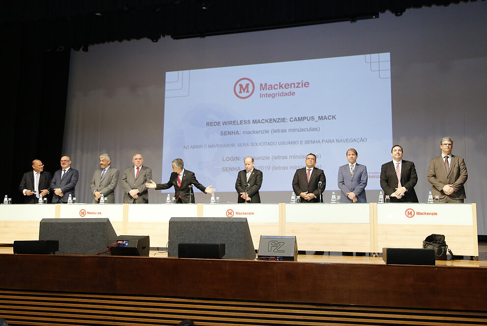 mesa de autoridades no palco do auditório Ruy Barbosa