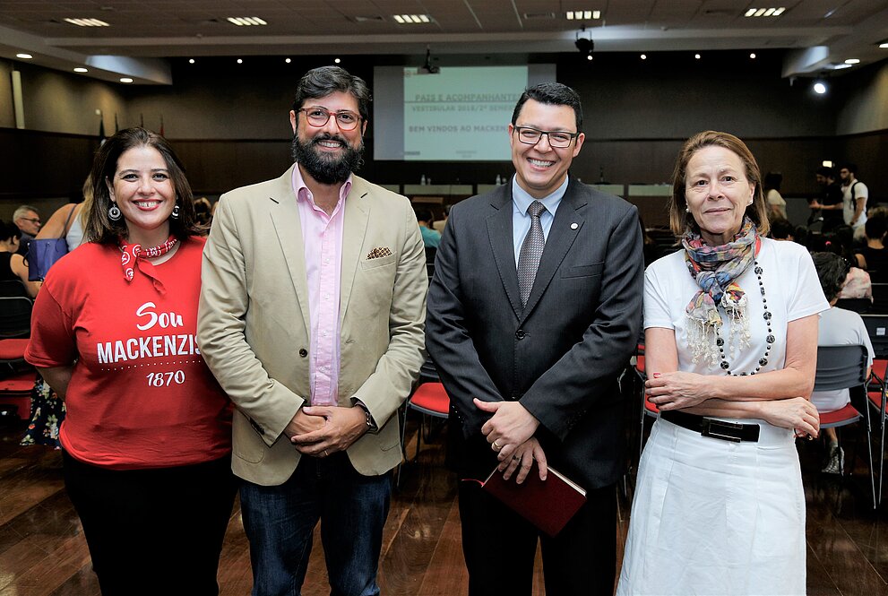 Autoridades posam para image lado a lado