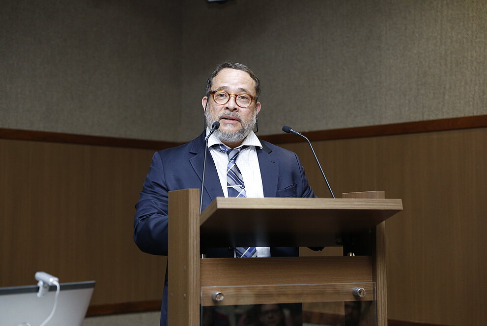 Jorge Onoda atrás do púlpito