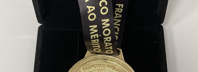 Medalha entregue ao professor da Escola de Engenharia no evento.