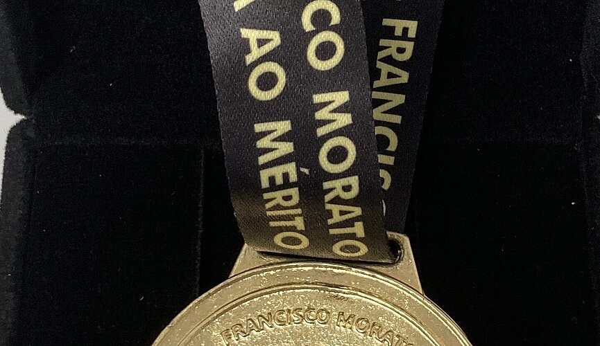 Medalha entregue ao professor da Escola de Engenharia no evento.
