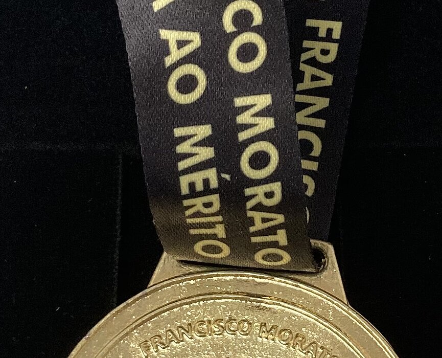 Medalha entregue ao professor da Escola de Engenharia no evento.